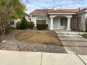 Building Photo - Single story pool home
