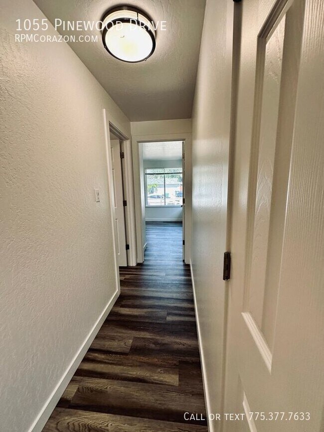 Building Photo - 1055 Pinewood Dr