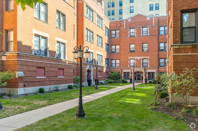 5469-5479 S Everett Ave - Everett Apartments