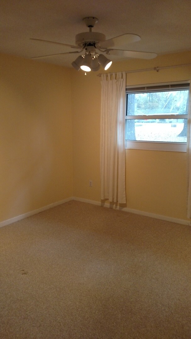 Building Photo - Beautiful 4/2.5 home in quiet neighborhood