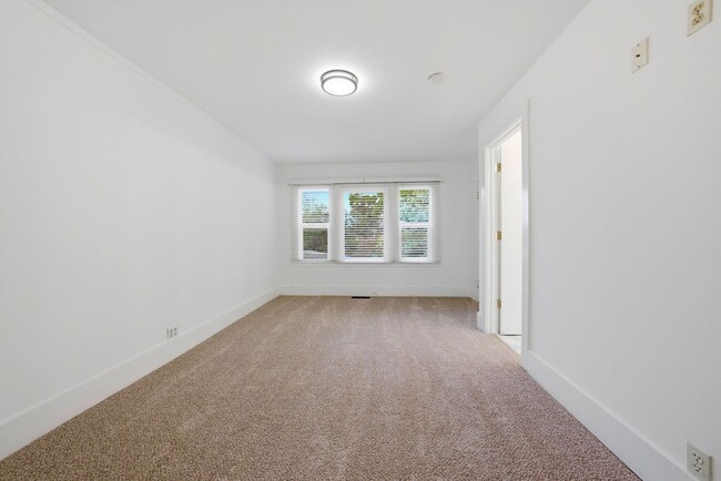 Building Photo - 4 Bed/2.5 Bath Multilevel Home with Amazing Views!