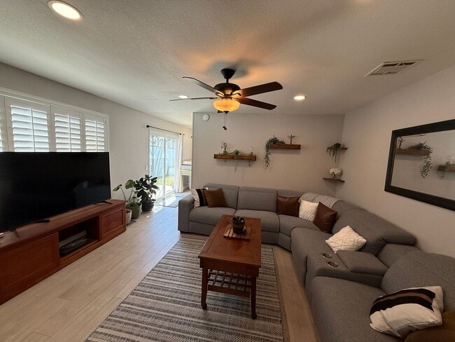 Building Photo - Well Maintained & Updated Home