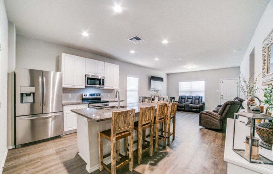 Building Photo - 12811 Lucas Ridge Dr