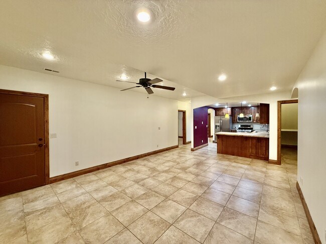 Building Photo - 6819 S Greenfield Way