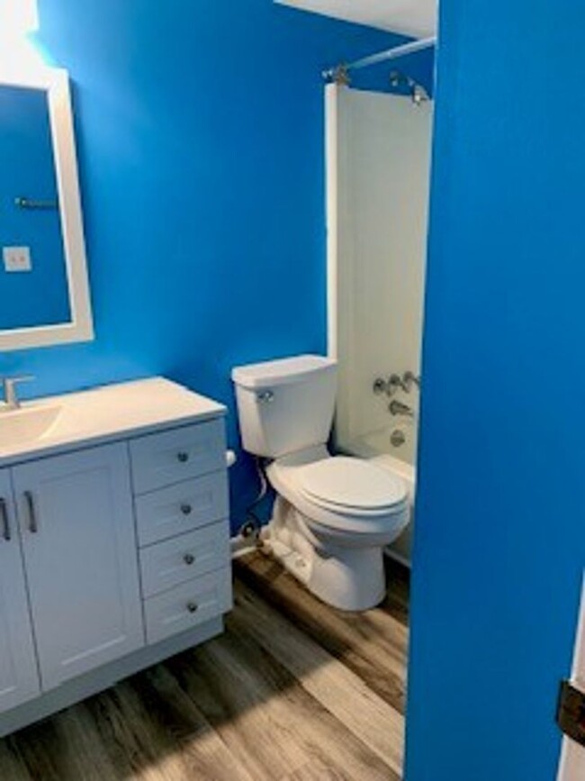 Building Photo - Adorable 2 bedroom 1 bath condominium