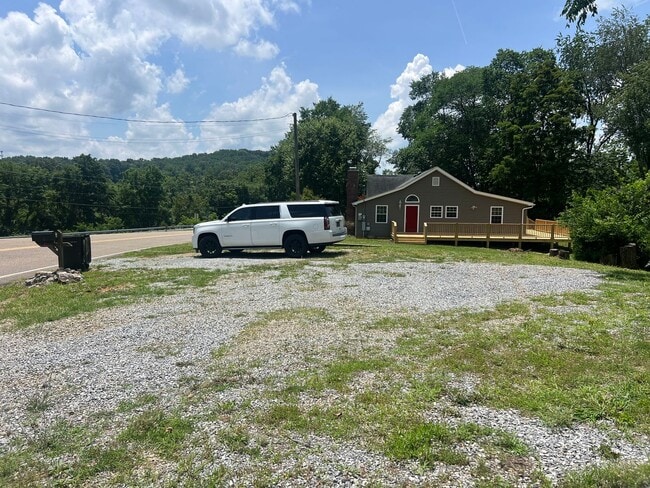 Building Photo - Very Nice 4 bedroom near Tri Cities Airpor...