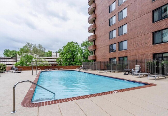 Building Photo - Nice One Bed + One Bath in Luxury Secure Doorman Bldg