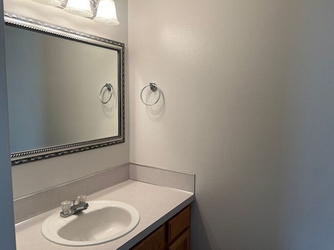 Building Photo - COMING SOON- Spacious Townhouse in Great C...