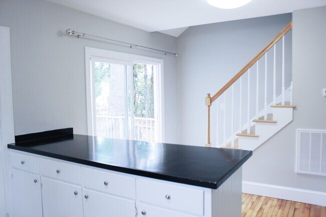 Building Photo - 3 Bedrooms 2 Full Bathrooms (one block fro...