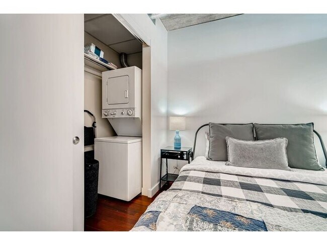 Building Photo - Fully Furnished Modern Condo with All Utilities Included in Goose Hollow!