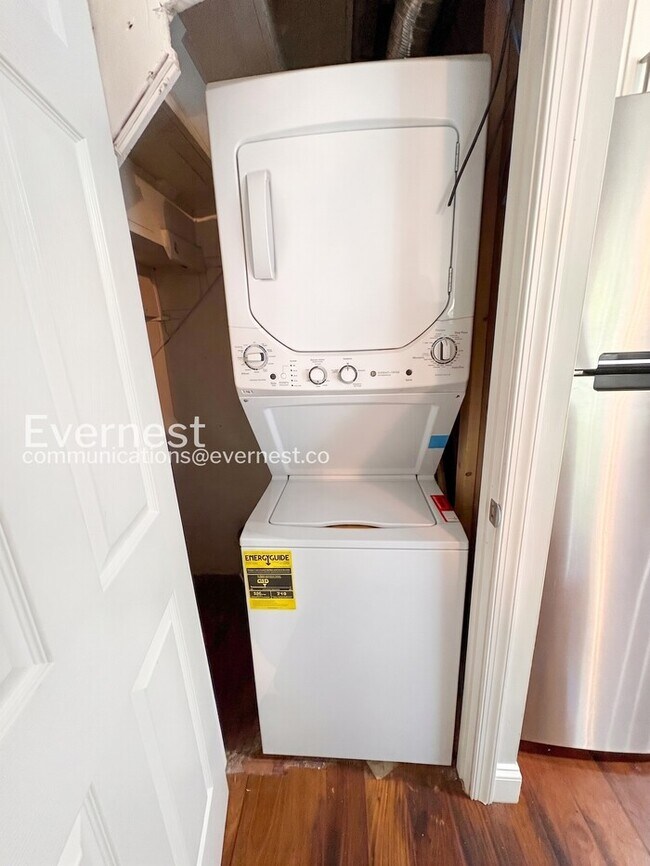 Building Photo - 3 Bed/1.5 Bath Townhome with Fenced Yard / Vouchers Accepted / Available Now!