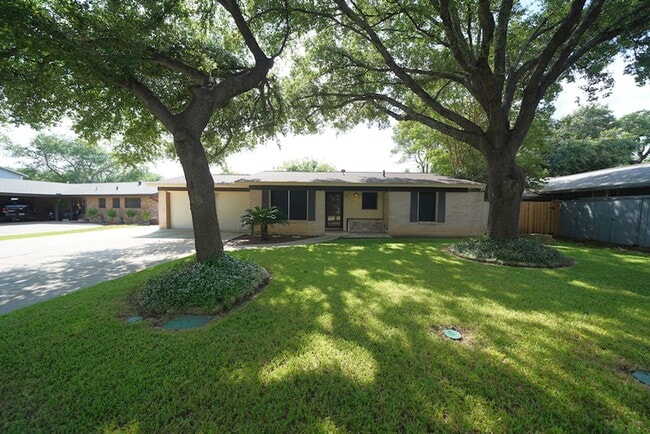 Building Photo - Updated Northeast Park Home Near Loop 410 - Realtor Commission: $500