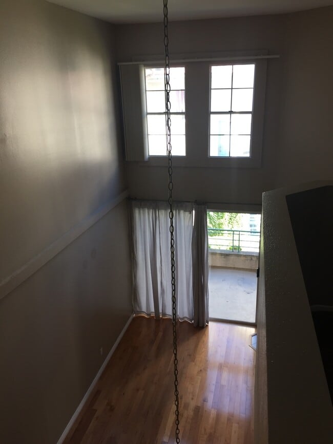 Building Photo - Large Condo with 2 bedrooms, 2 baths