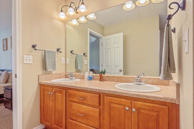 Building Photo - 4 Bedroom 2 bathroom