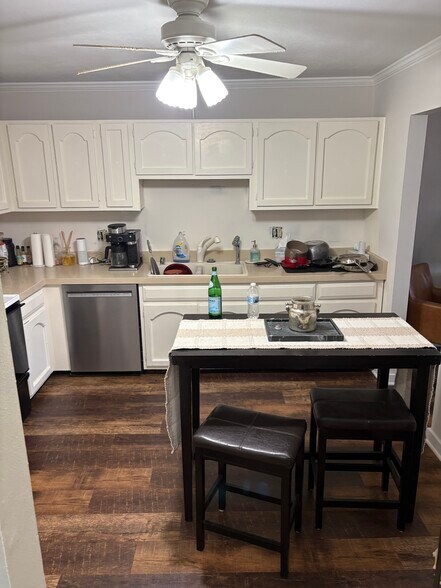 Building Photo - 2076 Chateau Ct