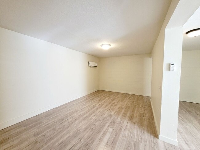 Building Photo - Studio Apartment - Utilities Included!