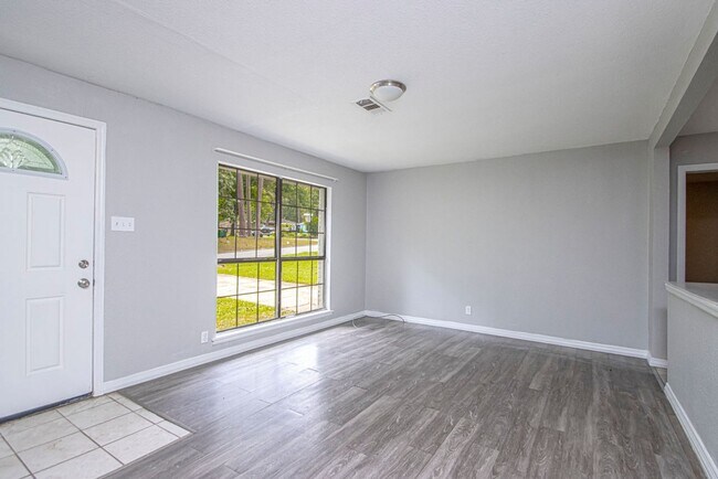 Building Photo - Charming 3-Bedroom Home with Large Fenced Backyard in Little Rock!