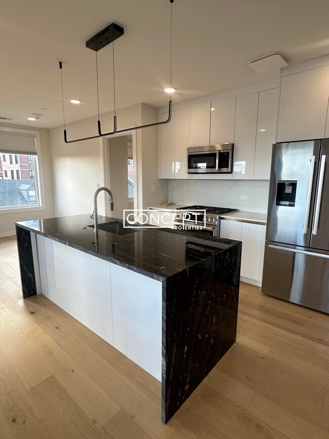 Building Photo - 194 Sumner St