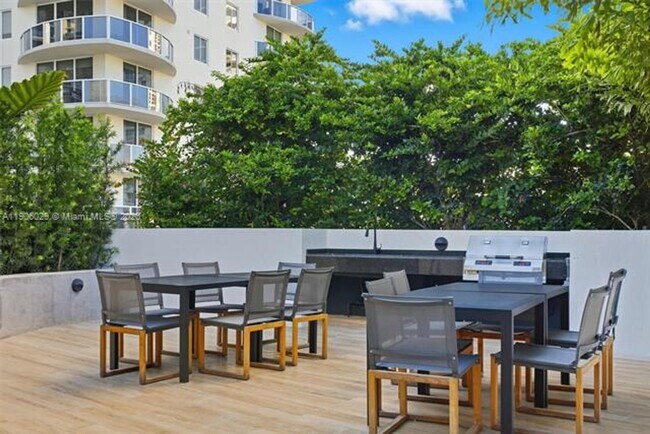 Building Photo - 700 NE 24th St