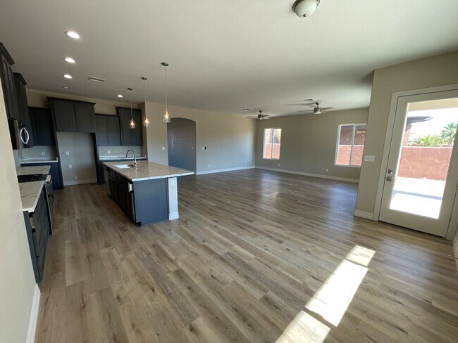 Building Photo - Gorgeous Ravines Home
