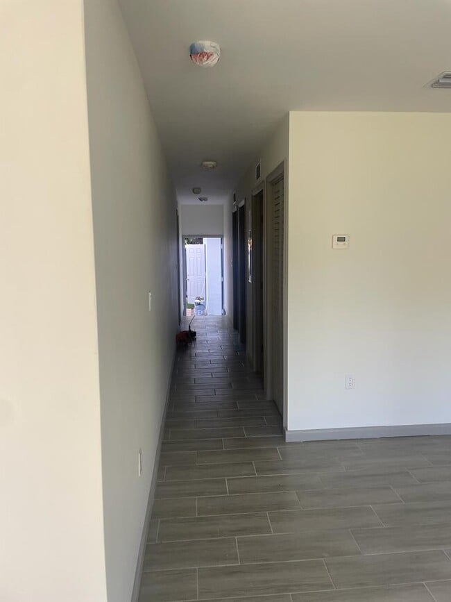 Building Photo - 1121 NW 32nd St