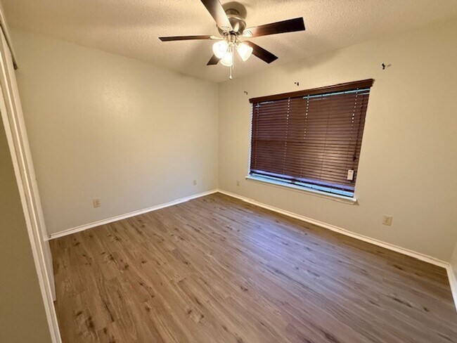 Building Photo - 4 Bedroom 2 1/2 Bath Plus Office Near 151 & Ingram