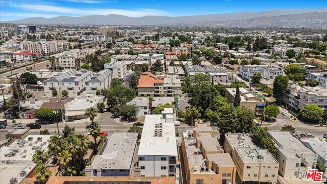 Building Photo - 10918 Camarillo St
