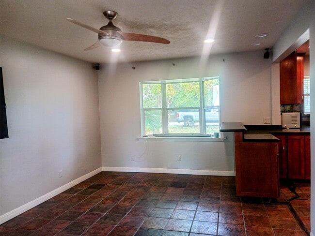 Building Photo - 923 W 41st St