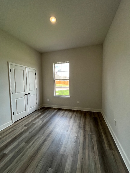 Building Photo - 579 Silver Hill Dr