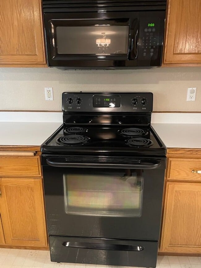 Building Photo - Quiet Peaceful 3 bedroom 2 bath Single Level home located in Central Point