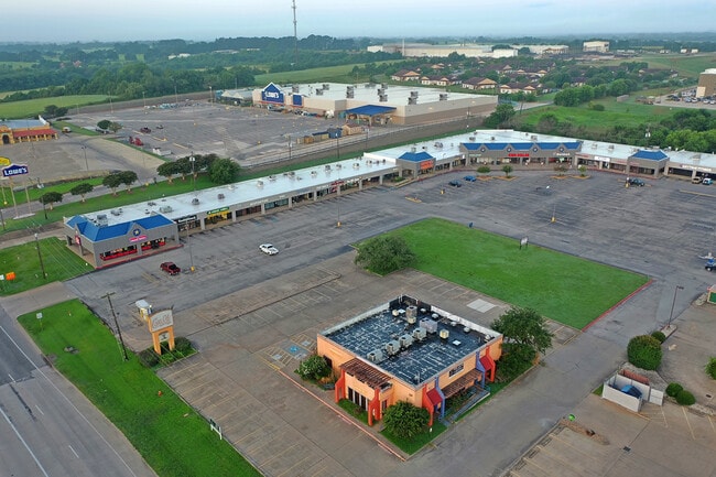 Building Photo - 2662 Hwy 290 W