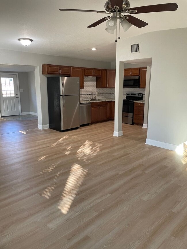 Building Photo - Winter Park 3 Bedroom 2 Bath Renovated!