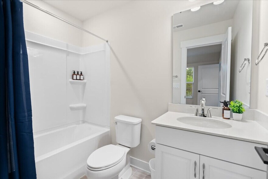 Building Photo - 2005 Clarksdale Dr