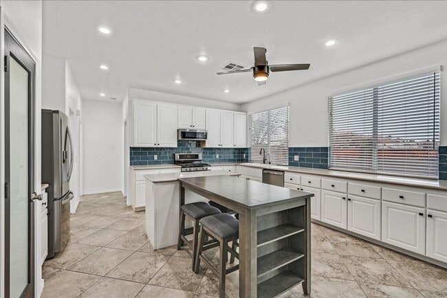 Building Photo - Desirable 4 Bedroom Home with Pool near Summerlin!