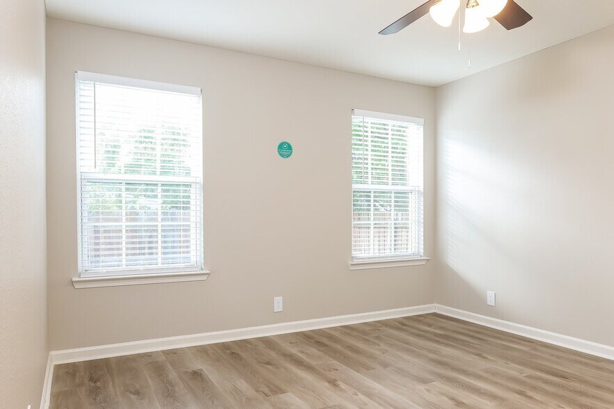 Building Photo - 1008 Tom Hailey Blvd