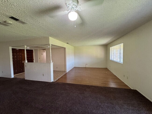 Building Photo - 3 Bedroom/2 Bath Home Off of South H Near ...