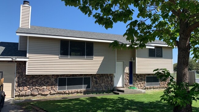 Primary Photo - Remodeled 4 Bedroom 2 Bath Home for Rent C...