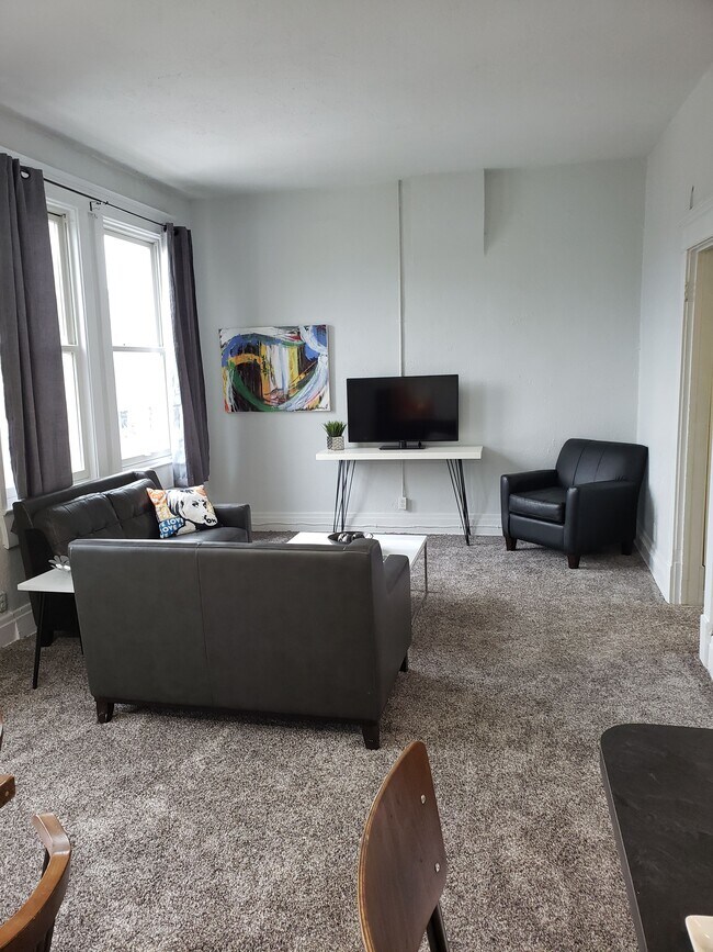 Building Photo - 209 5th St