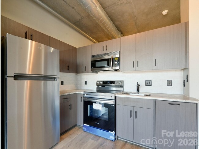 Building Photo - 505 E 6th St