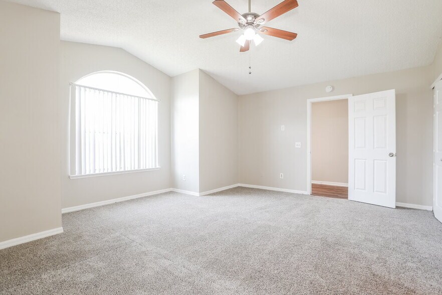 Building Photo - 8465 Rockridge Dr