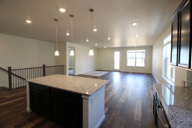 Building Photo - Beautiful Newer Ranch Style Home
