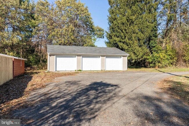Building Photo - 211 Gale Ln