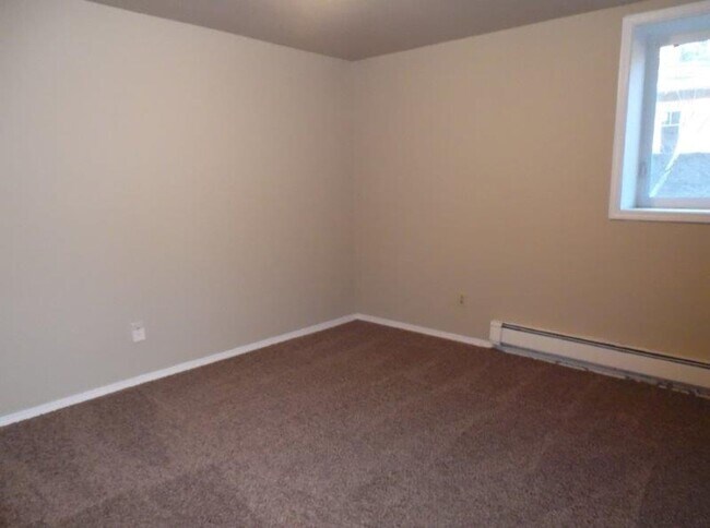 Building Photo - Move in Special! Large Beautiful South Hil...