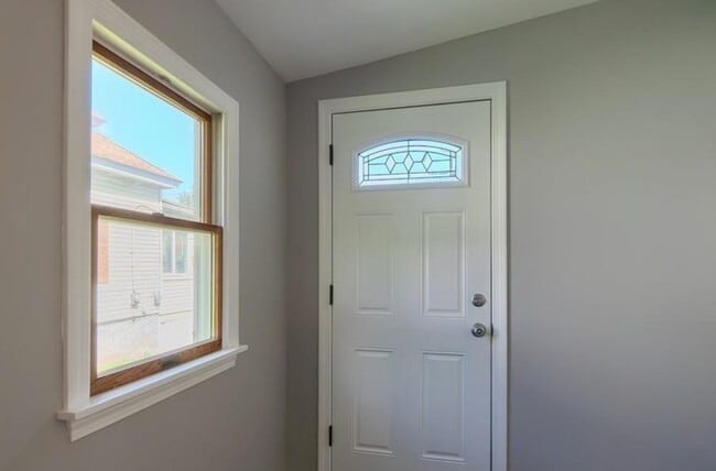 Building Photo - 142 E Meadow Rd