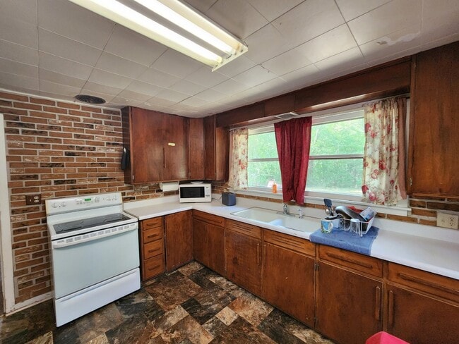 Building Photo - Furnished Cottage - short term through May...