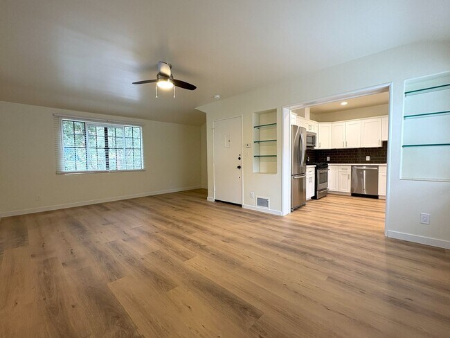 Building Photo - Beautifully Updated 2BR/2BA – Yard & Garage