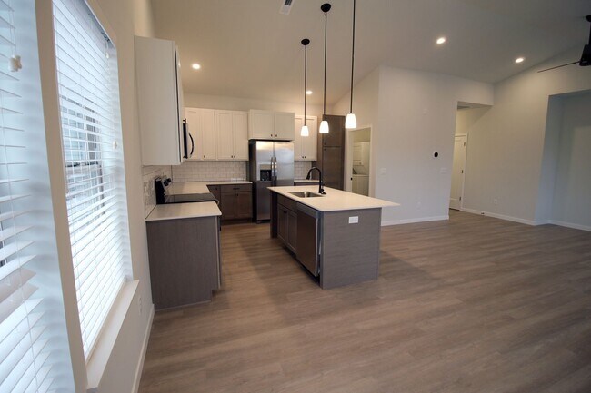 Building Photo - 2206 Rocky Ln