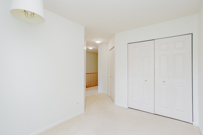 Building Photo - 1217 N Village Dr