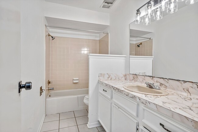 Building Photo - 1057 Willow Oaks Cir