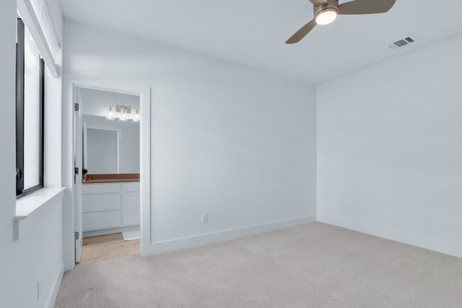 Building Photo - 2050 Lohmans Spur